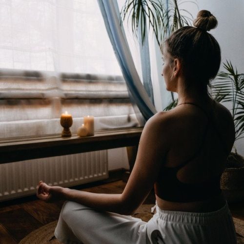 Mujer meditando